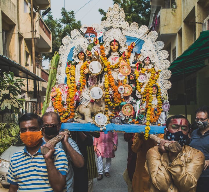 দেবী ফিরবেন দোলায় যার অর্থ মড়ক কিংবা মহামারী। গত বছর দেবী দুর্গার আগমন হয়েছিল দোলায়।