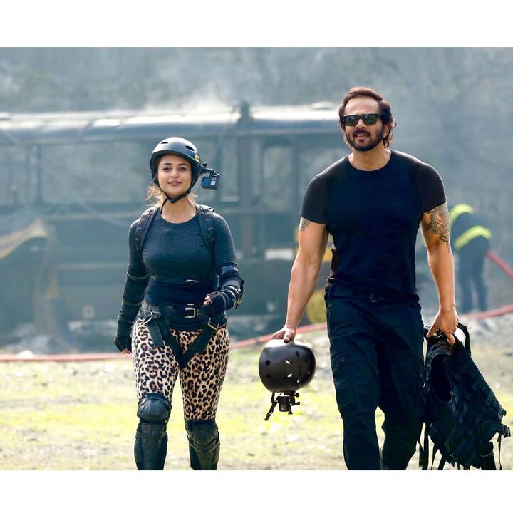 श्वेता और सना इस टिकट टू फिनाले की रेस से बाहर हो गई थीं. टिकट टू फिनाले का स्टंट पाटर्नर स्टंट था. वरुण के साथ राहुल, विशाल के साथ अर्जुन और अभिनव के साथ दिव्यांका की जोड़ी थी. वरुण और राहुल पहले जाते हैं और स्टंट पूरा करते हैं. दिव्यांका और अभिनव भी स्टंट पूरा करते हैं. अर्जुन और विशाल आखिरी में जाते हैं और स्टंट को अच्छी तरह से करते हैं.