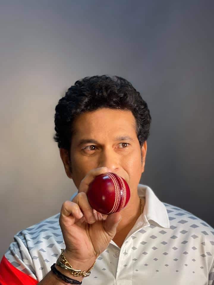 सचिन तेंडुलकर भारताचा महान फलंदाज सचिन तेंडुलकर, ज्यांना क्रिकेटचा देव म्हटले जाते, त्यांनी भारतासाठी सर्वाधिक वेळा प्लेअर ऑफ द मॅचचे विजेतेपद पटकावले आहे. त्याने आपल्या कारकिर्दीत 664 आंतरराष्ट्रीय क्रिकेटमध्ये भारताचे प्रतिनिधित्व केले, एकदिवसीय सामन्यात 62 वेळा आणि कसोटीत 14 वेळा सामनावीर झाला आहे.