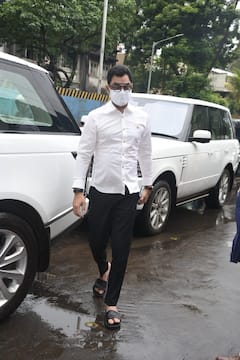 PICS: Riteish Deshmukh, Sajid Khan & Other B-Town Celebs Attend Last Rites Of Akshay Kumar's Mother