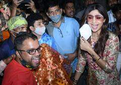 Ganesh Chaturthi: પતિ રાજ વગર જ ગણપતિ લેવા પહોંચી શિલ્પા શેટ્ટી, આ રીતે કર્યું બાપ્પાનું સ્વાગત, જુઓ Photos