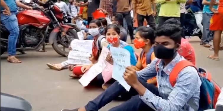 West Midnapore Kharagpur Collge Students block state roads in protest of increase in examination fees West Midnapore: পরীক্ষার ফি বৃদ্ধির প্রতিবাদ, রাজ্য সড়ক অবরোধ করে বিক্ষোভ পড়ুয়াদের