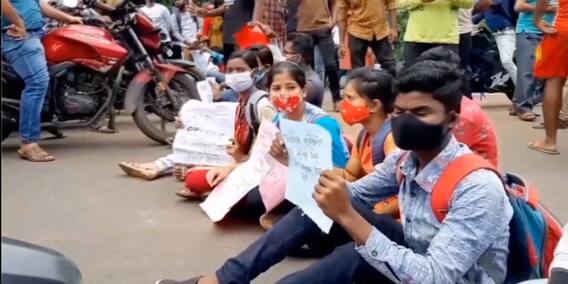 West Midnapore: পরীক্ষার ফি বৃদ্ধির প্রতিবাদ, রাজ্য সড়ক অবরোধ করে বিক্ষোভ পড়ুয়াদের West Midnapore: পরীক্ষার ফি বৃদ্ধির প্রতিবাদ, রাজ্য সড়ক অবরোধ করে বিক্ষোভ পড়ুয়াদের