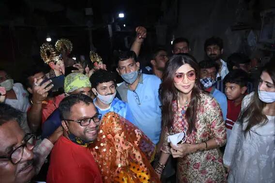 শিল্পার মেয়ে সমিশা এবার দ্বিতীয়বার গণেশ চতুর্থী উদযাপন করবে। আর ছোট্ট মেয়েকে নিয়ে উৎসব পালন নিয়ে খুবই উচ্ছ্বসিত শিল্পা।