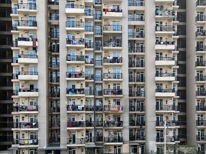 Guards In Noida Society Thrash Resident Over Security Complaint Watch Video Caught On Camera: Guards In Noida Society Thrash Resident Over Security Complaint