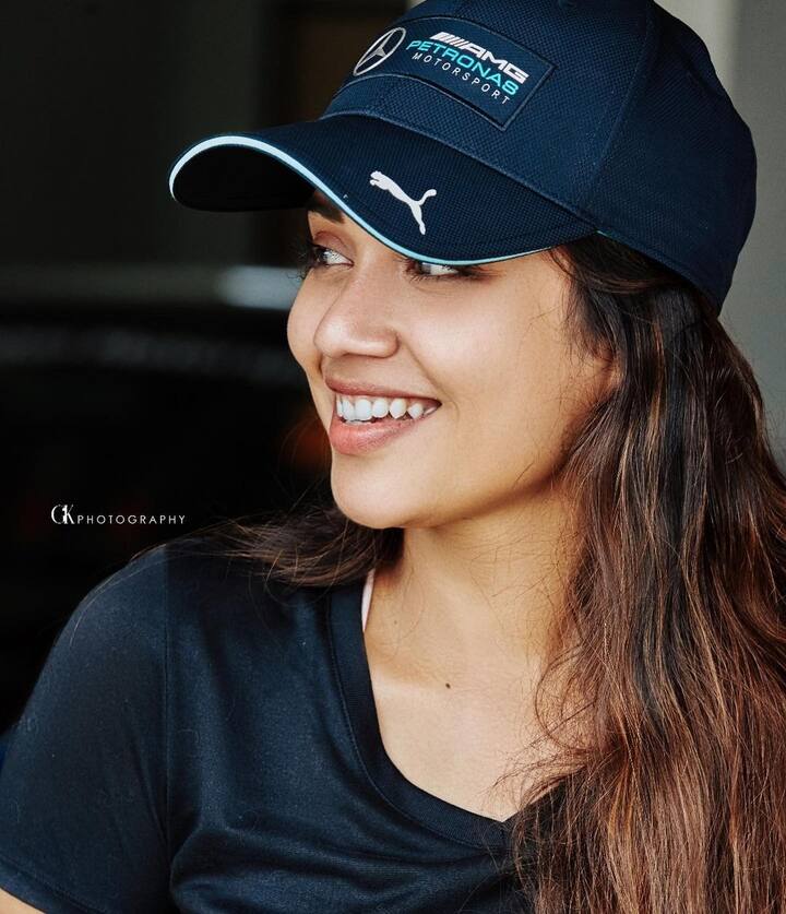 சரியா நடந்தாலும் தானாவே சறுக்குறேன் என்னடி என்ன பண்ண