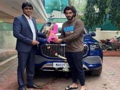 Arjun Kapoor New Car: आलीशान घर के बाद अब करोड़ों की कार के मालिक बने अर्जुन कपूर, ब्राइट ब्लू Maybach GLS600 की नंबर प्लेट भी है बेहद खास