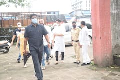 खुद अपनी मां को खोने का गम सीने में दबाए डायरेक्टर Anand L Rai की मां के अंतिम संस्कार में पहुंचे Akshay Kumar, खोए-खोए से आए नज़र