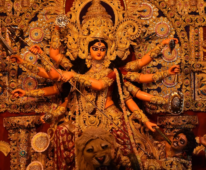 শাস্ত্রমতে কোনও বছর দেবীর আগমন ও গমন একই বাহনে হলে তা অত্যন্ত অশুভ।