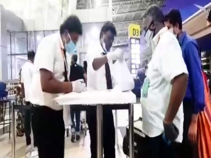 passengers arguing with authorities over non opening of citizenship check counters at chennai  international airport சென்னை ஏர்போர்ட்டில் வாக்குவாதம்: சவுதி, துபாய் பயணிகள் குவிந்தனர்!