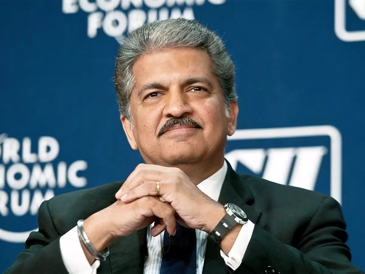 Anand Mahindra wants a pair of sneakers made from garbage, by 23-year-old's start-up Anand Mahindra : प्लॅस्टिक कचऱ्यापासून बूटाची निर्मिती, आनंद महिंद्रा 23 वर्षीय मुलाची मदत करण्यास तयार