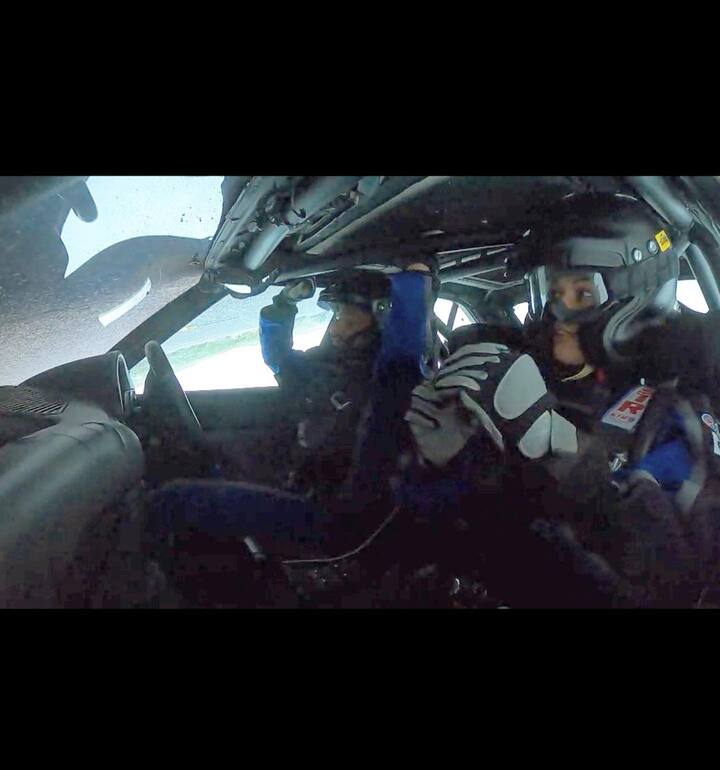 दिव्यांका और अभिनव स्टंट जीतते हैं जबकि वरुण और राहुल दूसरे स्थान पर हैं. विशाल और अर्जुन ने सबसे अधिक समय लिया और इसलिए टिकट टू फिनाले की दौड़ से बाहर हो गए. फिर उसके बाद दूसरा स्टंट भी पार्टनर स्टंट था. जिसमें राहुल वैद्य की जोड़ी दिव्यांका त्रिपाठी के साथ थी जबकि वरुण सूद की जोड़ी अभिनव शुक्ला के साथ थी.