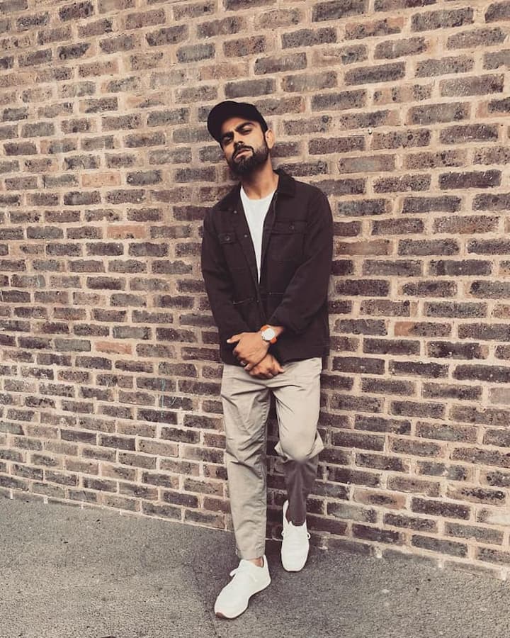 विराट कोहली भारताचा सध्याचा कर्णधार आणि जगातील महान फलंदाजांपैकी एक समजल्या जाणाऱ्या विराट कोहलीने आतापर्यंत 57 सामनावीरचे विजेतेपद पटकावले आहे. तो आतापर्यंत एकूण 440 आंतरराष्ट्रीय सामने खेळला आहे. ज्यात त्याने एकदिवसीय सामन्यात 36 वेळा, टी -20 मध्ये 12 वेळा आणि कसोटीत 9 वेळा सामनावीराचे विजेतेपद पटकावले आहे.