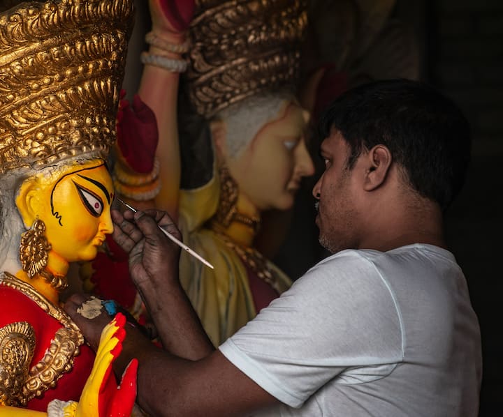 গুপ্তপ্রেস পঞ্জিকা মতে ১১ অক্টোবর সকাল ৬।২৩ মিনিট থেকে ৯।২৬ মিনিট মধ্যে দেবীর বোধন, আমন্ত্রণ ও অধিবাস হবে।