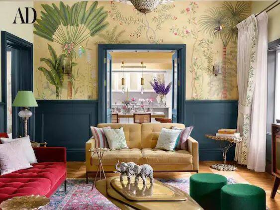 ਇਹ ਉਸਦੇ ਲੌਂਜ ਦੀ ਇੱਕ ਵਿਸ਼ਾਲ ਤਸਵੀਰ ਹੈ ਜੋ ਲਾਲ ਸੋਫੇ ਦੇ ਨਾਲ ਇੱਕ ਹੋਰ ਸੋਫੇ ਨੂੰ ਦਰਸਾਉਂਦੀ ਹੈ। ਕਮਰੇ 'ਚ ਜੰਗਲ ਲੁੱਕ ਦਾ ਵਾਲ ਪੇਪਰ ਲਗਾਏ ਗਏ ਹਨ। ਮੇਜ਼ 'ਤੇ ਰੱਖੇ ਹਾਥੀਆਂ ਦੀ ਜੋੜੀ ਚਾਂਦੀ ਦੀ ਲੱਗ ਰਹੀ ਹੈ।