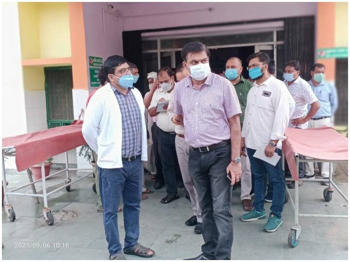 नोडल और जिला अधिकारी ने किया गजरौला सामुदायिक स्वास्थ्य केंद्र का औचक निरीक्षण