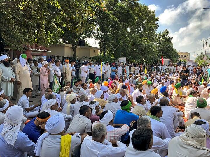 हरियाणा भारतीय किसान यूनियन (चढूनी) प्रमुख गुरनाम सिंह चढूनी ने आज कहा, ‘‘हम यहां से तब तक कहीं नहीं जा रहे हैं जब तक हमारी मांगे पूरी नहीं हो जाती.’’  गुरनाम सिंह चढूनी ने कहा, ‘‘पहले तो हम कह रहे हैं कि उनका तबादला करना सजा नहीं है. हम यह भी कह रहे हैं कि जब किसानों पर सड़क अवरुद्ध करने तक के लिए मामला दर्ज कर लिया जाता है तो उस अधिकारी के खिलाफ कार्रवाई क्यों न की जाए जिन्होंने पुलिस को सिर फोड़ने का आदेश दिया. क्या कोई कानून है जिसके तहत ऐसा आदेश दिया जा सकता है?’’