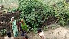 Varanasi: अवैध कब्जा हटाने पहुंची टीम पर महिलाओं का गोबर से हमला | Hindi News