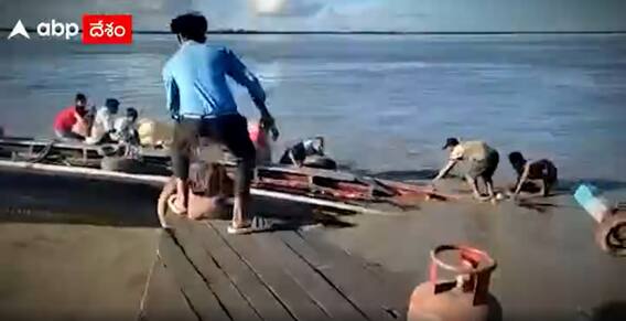 Watch: నది మధ్యలో పడవలు ఢీ, బోల్తా.. 120 మంది ప్రయాణికులు గల్లంతు