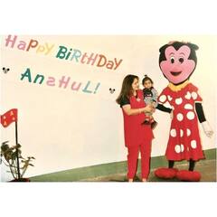 Tina Ambani ने बेटे Anshul Ambani के बर्थडे पर दिखाई अंबानी परिवार की अनदेखी तस्वीरें, पोते के माथे को चूमते दिखे दादा Dhirubhai Ambani