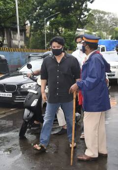 Akshay Kumar Mother Aruna Bhatia Passed Away: ਅਕਸ਼ੇ ਕੁਮਾਰ ਦੀ ਮਾਂ ਦੇ ਅੰਤਿਮ ਸੰਸਕਾਰ 'ਚ ਰਿਤੇਸ਼ ਦੇਸ਼ਮੁਖ ਸਣੇ ਕਈ ਸਿਤਾਰੇ ਪਹੁੰਚੇ