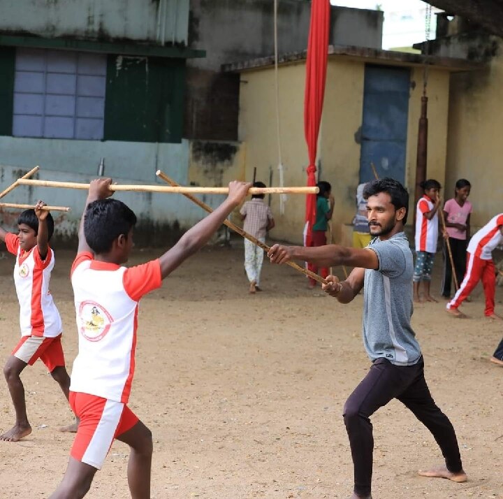 அழிந்துவரும்  கலைகளுக்கு ஆக்கம் கொடுக்கும் தருமபுரி இளைஞர்...!