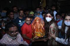 Photos: शिल्पा शेट्टी ने हर साल की तरह इस बार भी धूम-धाम से किया बप्पा का स्वागत, देखिए नाचते-गाते जश्न में डूबी तस्वीरें