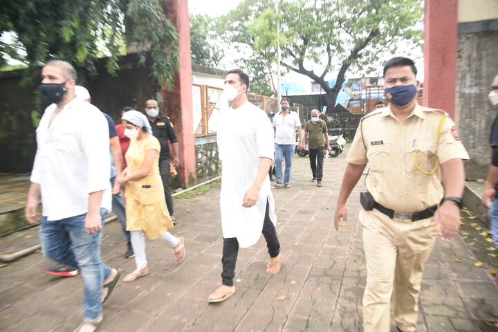 आपको बता दें कि कुछ वक्त पहले अक्षय फिल्म सिंड्रेला की शूटिंग की लिए लंदन रवाना हुए थे लेकिन 3 सितंबर को उनकी मां को खराब तबियत के चलते मुंबई के हीरानंदानी अस्पताल में भर्ती करवाया गया.अक्षय उसी वक्त शूटिंग छोड़कर अपनी मां के पास मुंबई आ गए थे.