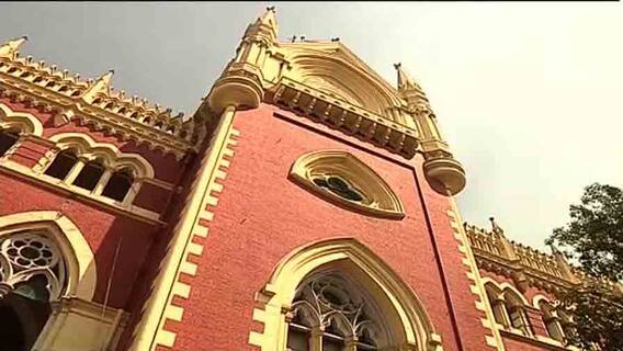 Visva Bharati: বিশ্বভারতীতে রেজিস্ট্রারের গাড়ির সামনে শুয়ে পড়ে বিক্ষোভ ছাত্র-ছাত্রীদের| Bangla News