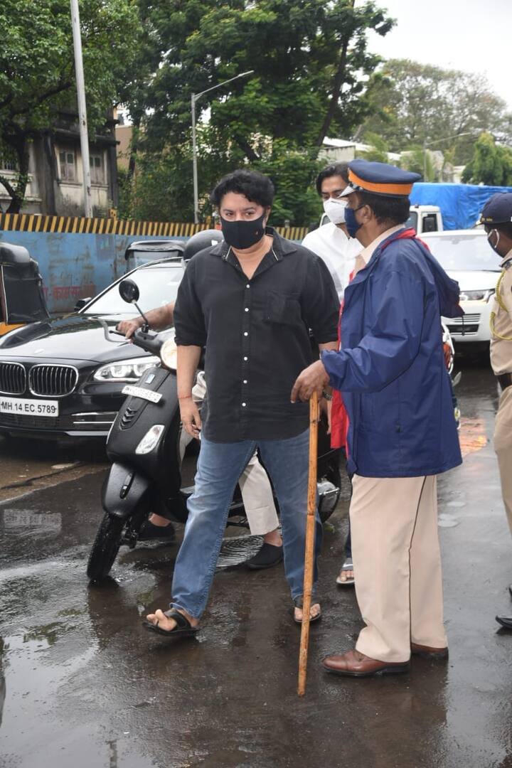 अक्षय कुमार के खास दोस्त साजिद खान क्रिमेशन ग्राउंड पहुंचे और उनकी मां को आखिरी विदाई दी.