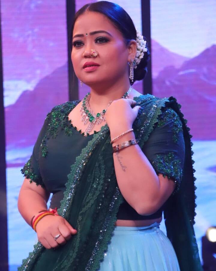 बता दें कि भारती सिंह एक कॉमेडियन होने के साथ-साथ एक अच्छी एक्ट्रेस भी हैं. वह दर्शकों के बीच 'लल्ली' के नाम से काफी लोकप्रिय हैं. इसके अलावा उन्हें 'द कपिल शर्मा शो' की टिली यादव के नाम से भी जाना जाता है. भारती सिंह द्वारा शेयर की फोटो में वो ग्रीन कलर के लहंगे में ग्लैमरस दिखाई दे रही हैं.