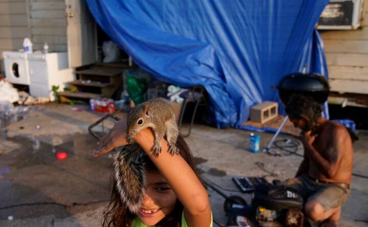 இந்த நிலையில் புயல் பாதித்த பகுதிகளில் அமெரிக்க அதிபர் ஜோ பைடன் ஆய்வு மேற்கொண்டார்