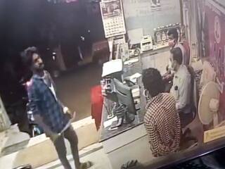 திண்டுக்கல்: வசந்த்&கோ நிறுவனத்தில் பட்டாகத்தியுடன் பணம் கேட்டு மிரட்டிய இளைஞரால் பரபரப்பு