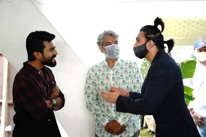 ரன்வீர் சிங்கின் பேச்சை ரசித்து கேட்டும் ராம் சரண், ராஜமெளலி