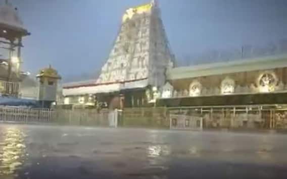 Rains In Tirumala: సప్తగిరుల్లో కుండపోత వాన.. తిరుమల ఆలయ పరిసరాల్లో వర్షపు నీరు