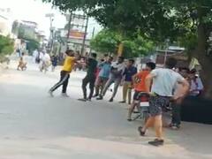 Crime News: दबंगों ने युवकों को सरेराह लात-घूंसों से पीटा, नहीं हुई किसी की गिरफ्तारी 