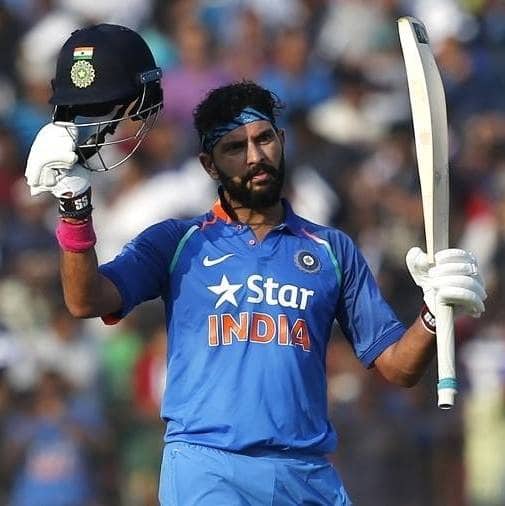 युवराज सिंह सामनावीर तुमच्या कामगिरीवर अवलंबून असतो, जरी तुमचा संघ हरला तरी तुम्ही प्लेअर ऑफ द मॅचचे विजेतेपद मिळवू शकता. आज आम्ही तुम्हाला भारताच्या अशा पाच खेळाडूंबद्दल सांगणार आहोत ज्यांनी भारताकडून सर्वाधिक वेळा प्लेअर ऑफ द मॅचचे विजेतेपद पटकावले आहे. भारतामध्ये सिक्सर किंग म्हणून प्रसिद्ध असलेल्या युवराज सिंगने आत्तापर्यंत आंतरराष्ट्रीय क्रिकेटमध्ये 34 वेळा सामनावीरचा किताब पटकावला आहे. मर्यादित षटकांच्या सामन्यांमध्ये तो भारताच्या सर्वोत्तम खेळाडूंपैकी एक मानला जातो. या 34 प्लेअर ऑफ द मॅचच्या सामन्यात, त्याने वनडेमध्ये 27 वेळा आणि टी -20 मध्ये सात वेळा हे विजेतेपद पटकावले आहे.