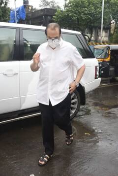 Akshay Kumar Mother Aruna Bhatia Passed Away: ਅਕਸ਼ੇ ਕੁਮਾਰ ਦੀ ਮਾਂ ਦੇ ਅੰਤਿਮ ਸੰਸਕਾਰ 'ਚ ਰਿਤੇਸ਼ ਦੇਸ਼ਮੁਖ ਸਣੇ ਕਈ ਸਿਤਾਰੇ ਪਹੁੰਚੇ