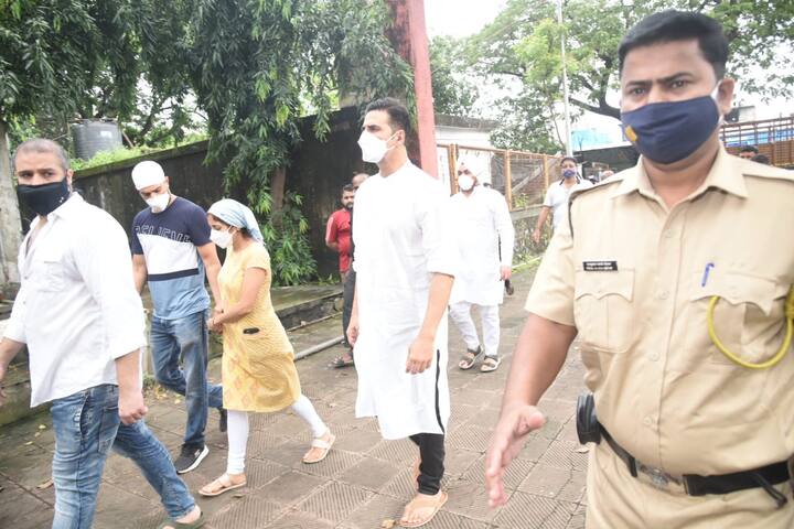 आनंद एल राय की बात करें तो अक्षय उनकी अगली दो फिल्मों अतरंगी रे और रक्षाबंधन में काम कर रहे हैं. अतरंगी रे और रक्षाबंधन की शूटिंग पिछले साल कोरोना के चलते नहीं हो पाई थीं लेकिन अब इनकी शूटिंग पूरी कर ली गई है और पोस्ट प्रोडक्शन का काम चल रहा है.