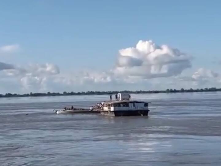 Watch After collision of two boats in Brahmaputra river of Assam, many people are missing ann Assam Boat Collides: असम के ब्रह्मपुत्र नदी में दो नाव की टक्कर के बाद मची चीख-पुकार, कई लोग लापता, देखें- Video