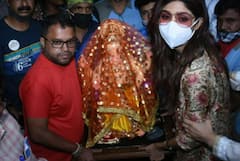 Ganesh Chaturthi: પતિ રાજ વગર જ ગણપતિ લેવા પહોંચી શિલ્પા શેટ્ટી, આ રીતે કર્યું બાપ્પાનું સ્વાગત, જુઓ Photos