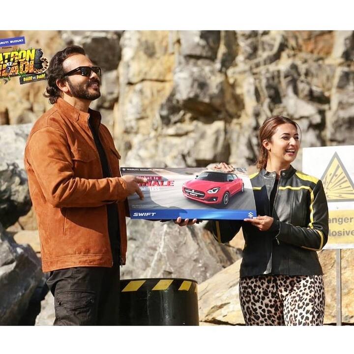 दिव्यांका और राहुल बस के ऊपर होंगे और वहां सीढ़ी के जरिए बस से उतरना होगा. फिर बस के नीचे बंधी डमी लेकर जाना होगा. उन्हें नीचे उतरकर कार की तरफ दौड़ना है. उन्हें कार के टायर के अलावा डमी भी लगानी होंगी. बाद में उन्हें गाड़ी की डिक्की खोलनी है और 3 झंडे निकाल कर उन्हें मिलाना है.