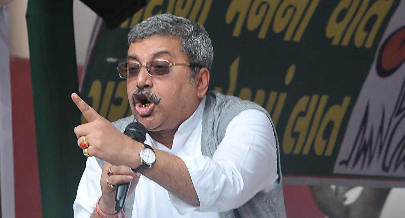 সরকারের বিরুদ্ধাচারণ করছেন অভিষেক, সরকারকে চ্যালেঞ্জ করছেন তিনি