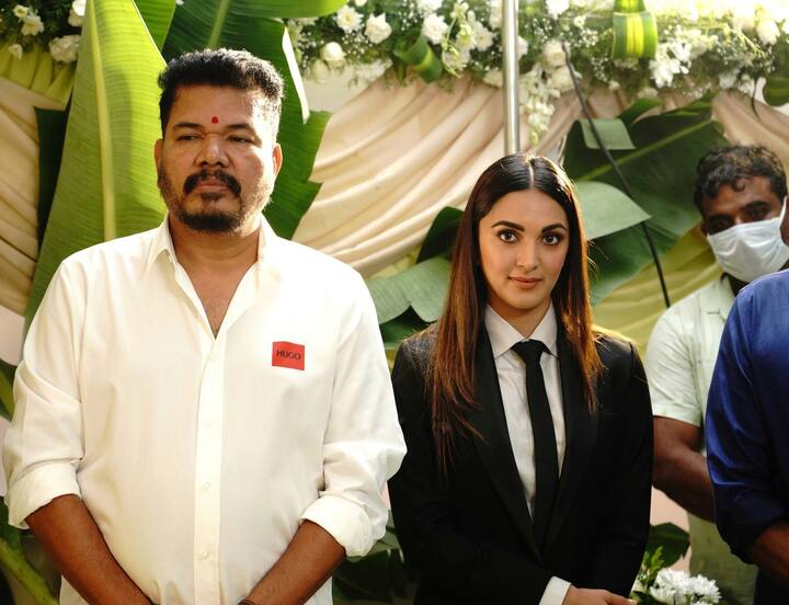 கியாரா அத்வானி படத்தின் கதாநாயகி ஆவர்.