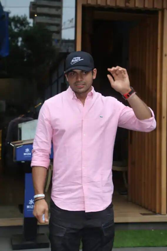 মুম্বইয়ে রেস্তোরাঁর বাইরে 'সোনার ছেলে' নীরজ চোপড়া