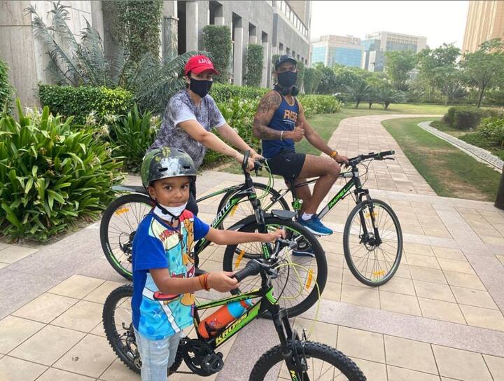 கிரிக்கெட் தொடருக்காக வெளிநாடு சென்றாலு, தனது குடும்பத்தையும் தவான் அழைத்து செல்வார்.