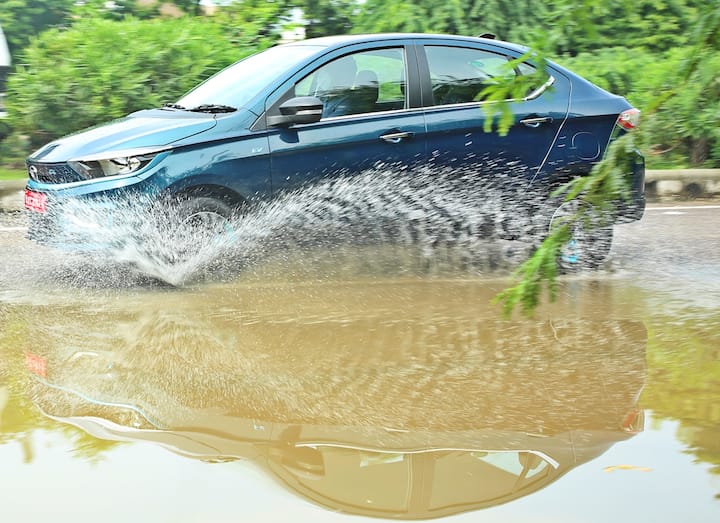 Tigor EV अगला कदम है और वर्तमान में 11.9 लाख रुपये की शुरुआती कीमत वाली इलेक्ट्रिक कार खरीदने का सबसे किफायती तरीका है. हालांकि यह पहली Tigor EV नहीं है, लेकिन पहले वाली Tigor EV का लक्ष्य निजी खरीदारों के लिए नहीं था. इसमें वही ज़िपट्रॉन आर्किटेक्चर है जो नेक्सॉन ईवी पर देखा गया है और एक बहुत बड़ा बैटरी पैक और एक अधिक पावरफुल इलेक्ट्रिक मोटर होने के साथ-साथ फास्ट चार्जिंग का सपोर्ट करता है. इलेक्ट्रिक मोटर 75bhp में पैक करता है. यह EV की तरह तेज और स्मूथ है. Tata Motors ने Tigor EV को ड्राइविंग को आसान बनाने के लिए अच्छा काम किया है, जो कई लोगों के लिए पहली इलेक्ट्रिक कार होगी इसे चलाना बहुत आसान है और साथ ही काफी तेज भी. एक स्पोर्ट मोड भी है, लेकिन इसकी आवश्यकता नहीं है क्योंकि मानक एक शहर में ड्राइविंग के काम को शानदार बनाता है. Tigor EV भी छोटी है साथ ही इंस्टेंट रिस्पॉन्स का मतलब है कि ट्रैफिक में ओवरटेक करना बहुत आसान है. इसमें बदलाव के लिए कोई गियर नहीं है या कोई अंतराल नहीं है जिसका मतलब है कि Tigor EV इस मायने में एकदम सही सिटी कार है.