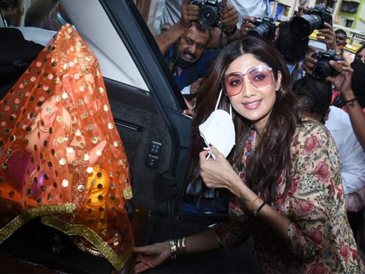 Shilpa Shetty welcomes Ganpati at her home breaks coconut and respects Bappa ann Shilpa Shetty News: शिल्पा शेट्टी ने कुछ यूं किया अपने घर पर गणपति बप्पा का स्वागत