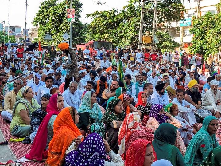 अधिकारी के खिलाफ कार्रवाई की मांग करते हुए संयुक्त किसान मोर्चा (एसकेएम) के कई नेताओं के साथ किसानों ने लघु सचिवालय के मुख्य प्रवेश द्वार के बाहर रात बितायी. सुबह प्रदर्शनकारी घटनास्थल पर चाय बनाते हुए और नाश्ता देते हुए दिखायी दिए.