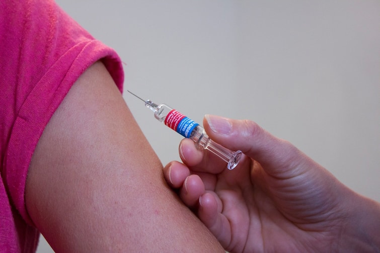Thane Vaccination Update Injection of rabies instead of corona vaccine shocking type in Thane Vaccination Center Thane Vaccination : कोरोना लसीऐवजी रेबिजचं इंजेक्शन, ठाण्यातील धक्कादायक प्रकार; डॉक्टर, परिचारिका निलंबित